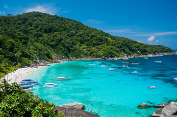 Fototapeta na wymiar Beautiful sea and blue sky of si-milan island Thailand