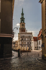 Piękny rynek w Poznaniu w centralnej Europie,
z kostka brukowa i zabytkowym ratuszem,