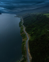 ruta v-69 conecta que Cochamó con Ensenada. A un costado bosques, montañas y por el otro lado el...
