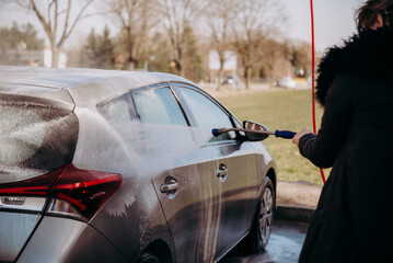 Mycie auta na myjni samoobsługowej - obrazy, fototapety, plakaty