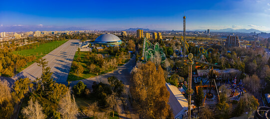 Elipse Parque O´higgins junto con parque de diversiones Fantasilandia vista desde el aire.