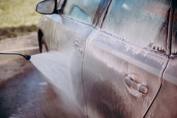 Mycie auta na myjni samoobsługowej © rozentuzjazmowany