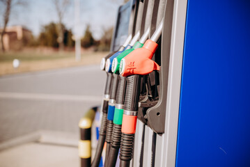 Dystrybutory paliwa na stacji benzynowej