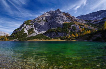 Fototapeta na wymiar Alpiner Bergblick im morgendlichen Licht an einem sonnigen Tag im Herbst am Seebensee in Tirol, Österreich mit Blick auf den Tajakopf