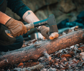 Bushcraft im Wald. Outdoor Feuer machen und Kochen