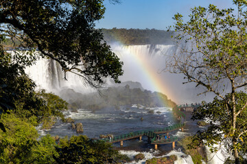 Paisagem das Cataratas do Iguaçu com a formação de arco-iris. Maior queda da água do mundo. © Luciano Ribeiro