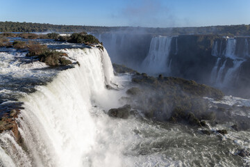 Paisagem das Cataratas do Iguaçu com a formação de arco-iris. Maior queda da água do mundo.