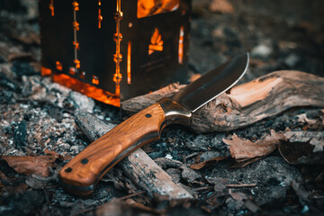 Bushcraft im Wald. Outdoor Feuer machen und Kochen