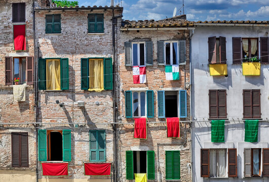  Fachadas de edificios en Gualdo Cattaneo (Italia) engalanados con banderas antes de un partido de football.