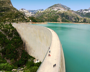 Barrage retenant les eaux vertes du lac d' Emosson en Suisse