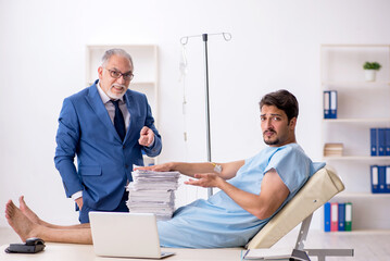 Obraz premium Young male employee feeling bad at workplace