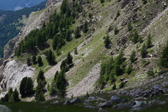 View of the dizzying THV trail near L'Encombrette in the Mercantour Park on a July afternoon (Haut Verdon, Alpes-de-Haute-Provence, France)