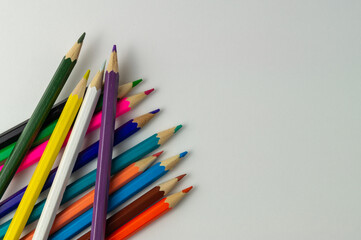 Fondo de lápices de colores . Lápices de colores sobre fondo blanco con expacio para texto.