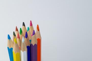 Fondo de lápices de colores . Lápices de colores sobre fondo blanco con expacio para texto.