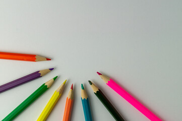 Fondo de lápices de colores . Lápices de colores sobre fondo blanco con expacio para texto.