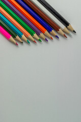 Fondo de lápices de colores . Lápices de colores sobre fondo blanco con expacio para texto.