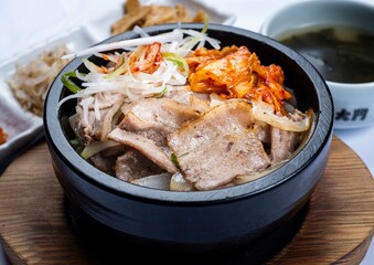 삼겹살덮밥, Pork belly over rice.