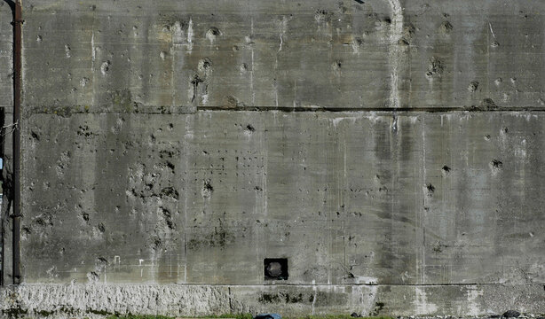Fondo pared hormig&oacute;n con impactos de bala