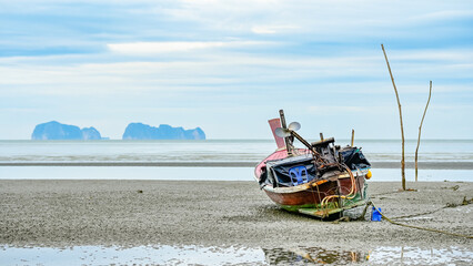 Obraz premium Fishing boat on the beach.