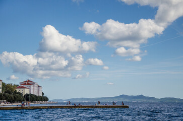 Uferpromenade mit Steg in Zadar bei der Meeresorgel