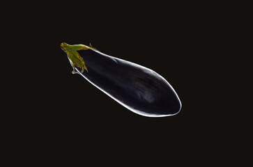 Aubergine,  Melanzani auf schwarzen Hintergrund.