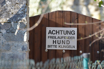 warnschild an hoftor