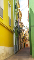 Fototapeta na wymiar Típicas y coloridas fachadas de la poblacion de Villajoyosa en Alicante en España