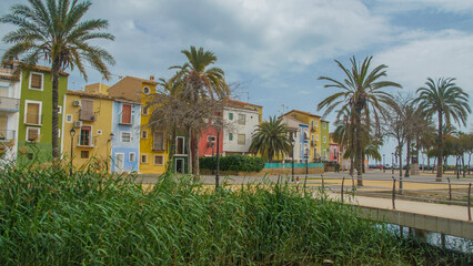 Fachadas de colores de Villajoyosa en Alicante , Costa Blanca, España, frente al cauce del rio...
