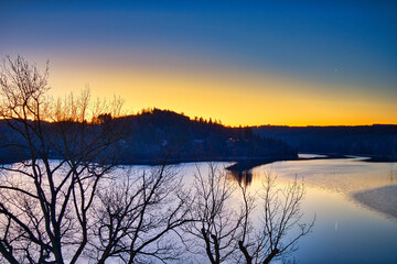 Malerischer Sonnenaufgang &uuml;ber der Bleilochtalsperre bei Saalburg, Morgenrot &uuml;ber dem Th&uuml;ringer Meer mit H&uuml;gellandschaft, Th&uuml;ringen