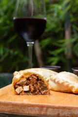 empanada corta a la mitad con copa de vino
