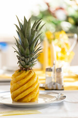 Ananas décoratif sur table de restaurant