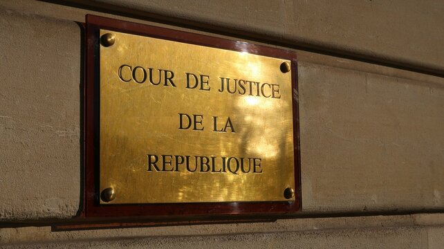 Cour de Justice de la R&eacute;publique fran&ccedil;aise (CJR), plaque en m&eacute;tal dor&eacute; sur la fa&ccedil;ade de son si&egrave;ge &agrave; Paris &ndash; f&eacute;vrier 2022 (France)