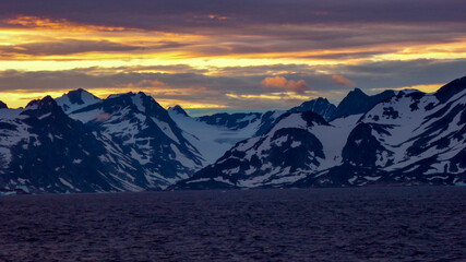 Obraz na płótnie Canvas Greenland mountains sunset