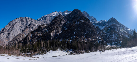 Fototapeta na wymiar Wimbachgriess in Berchtesgaden im Winter bei Sonnenschein und Schnee