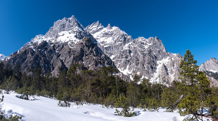 Fototapeta na wymiar Wimbachgriess in Berchtesgaden im Winter bei Sonnenschein und Schnee