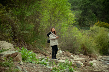 chica viendo la crecida del rio en malaga