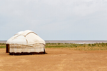 Yurt campsite in the Kyzylkum desert in Northern Uzbekistan, Central Asia - obrazy, fototapety, plakaty