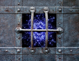 Alte Metalltür aus dem Mittelalter, mit Blick durch das Türfenster ins Universum. 