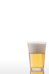 Copo de cerveja americano isolado em fundo branco