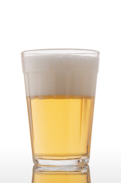 Copo de cerveja americano isolado em fundo branco