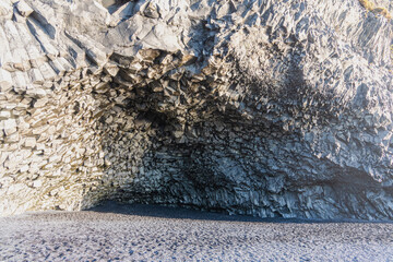 Reynisdrangar Hálsanefshellir Cave Black Beach auf Iceland 