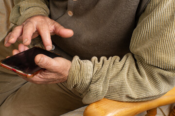 Hombre senior utilizando un movil, concepto de la brecha digital en personas de la tercera edad