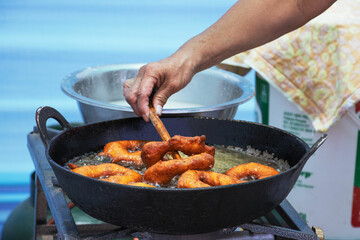 Elaboración de picarones en Perú.