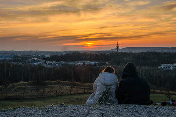 Para siedząca podczas zachodu słońca w Krakowie. - obrazy, fototapety, plakaty