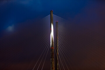 Beleuchtete Jungs der Goldenen Brücke in Wladiwostok bei Nacht. Goldene Brücke über die Bucht des Goldenen Horns in Wladiwostok.