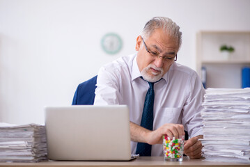 Old male employee feeling bad in the office