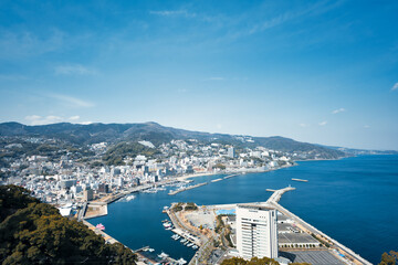 快晴の熱海市街と港