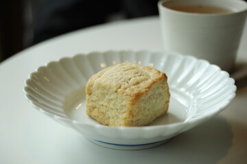 白い皿の上のスコーン