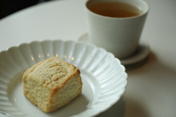 白い皿の上のスコーン