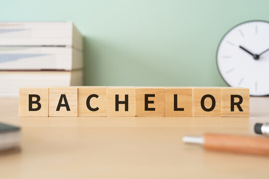 学士のイメージ｜「BACHELOR」と書かれた積み木とデスク